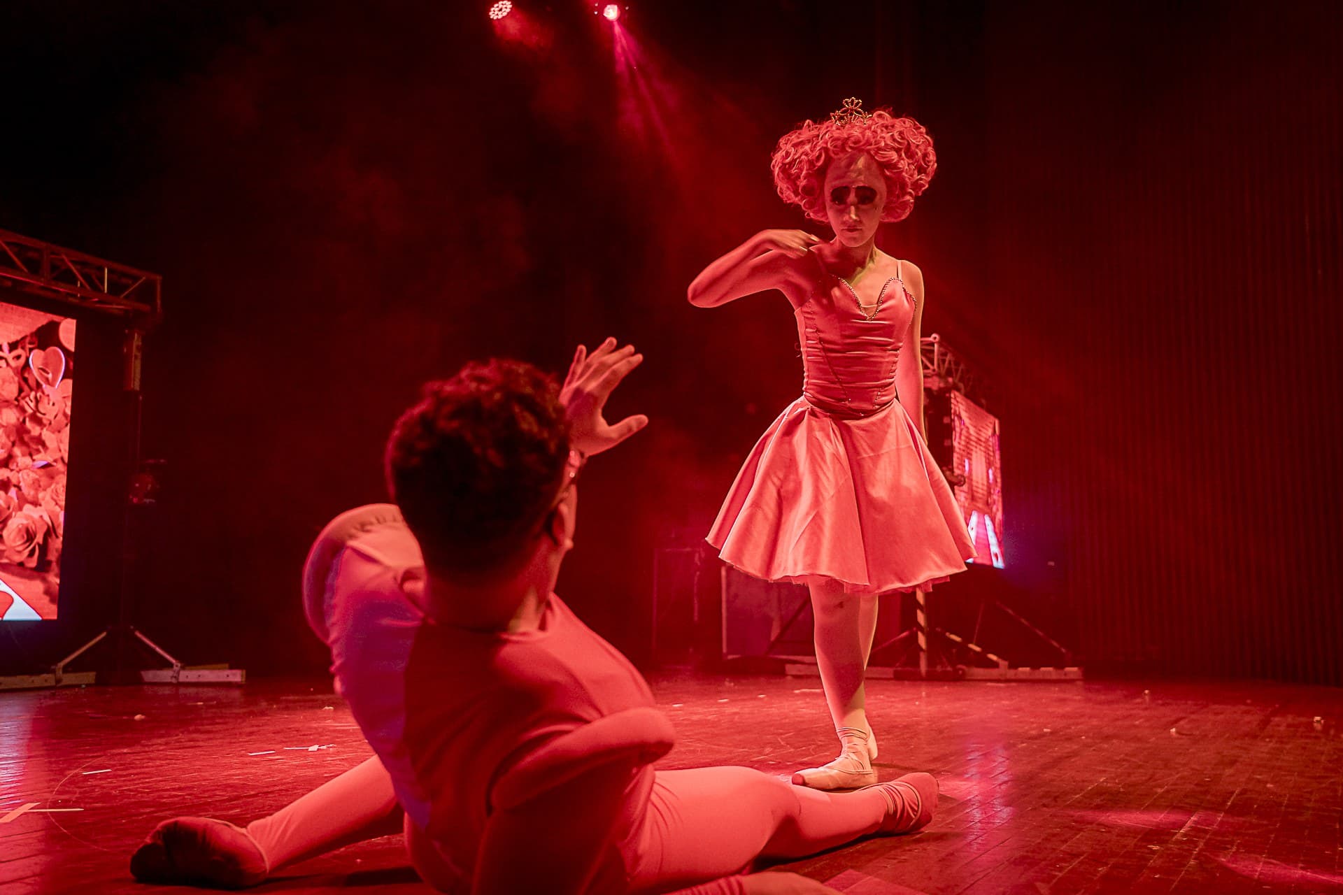 Grupo de niñas bailarinas frente a un decorado de dulces y globos