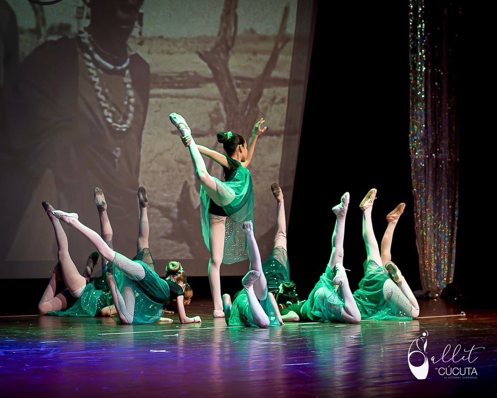 Bailarina en una coreografía de alto impacto sobre el escenario
