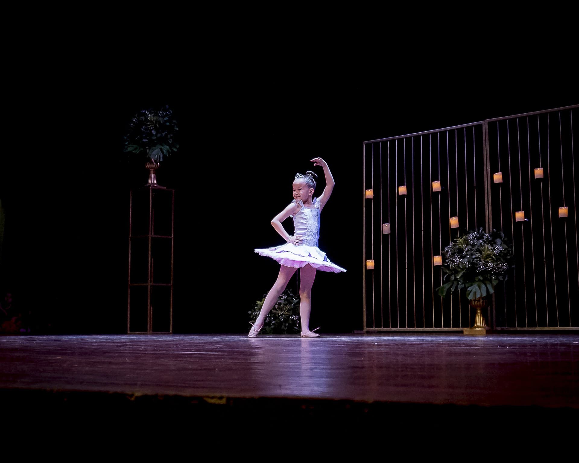 Bailarina solista con tutú blanco en el escenario