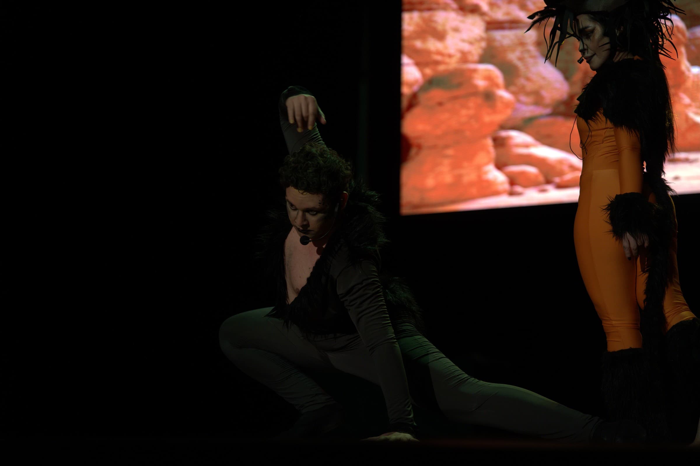 Bailarín en una coreografía de tono dramático sobre el escenario