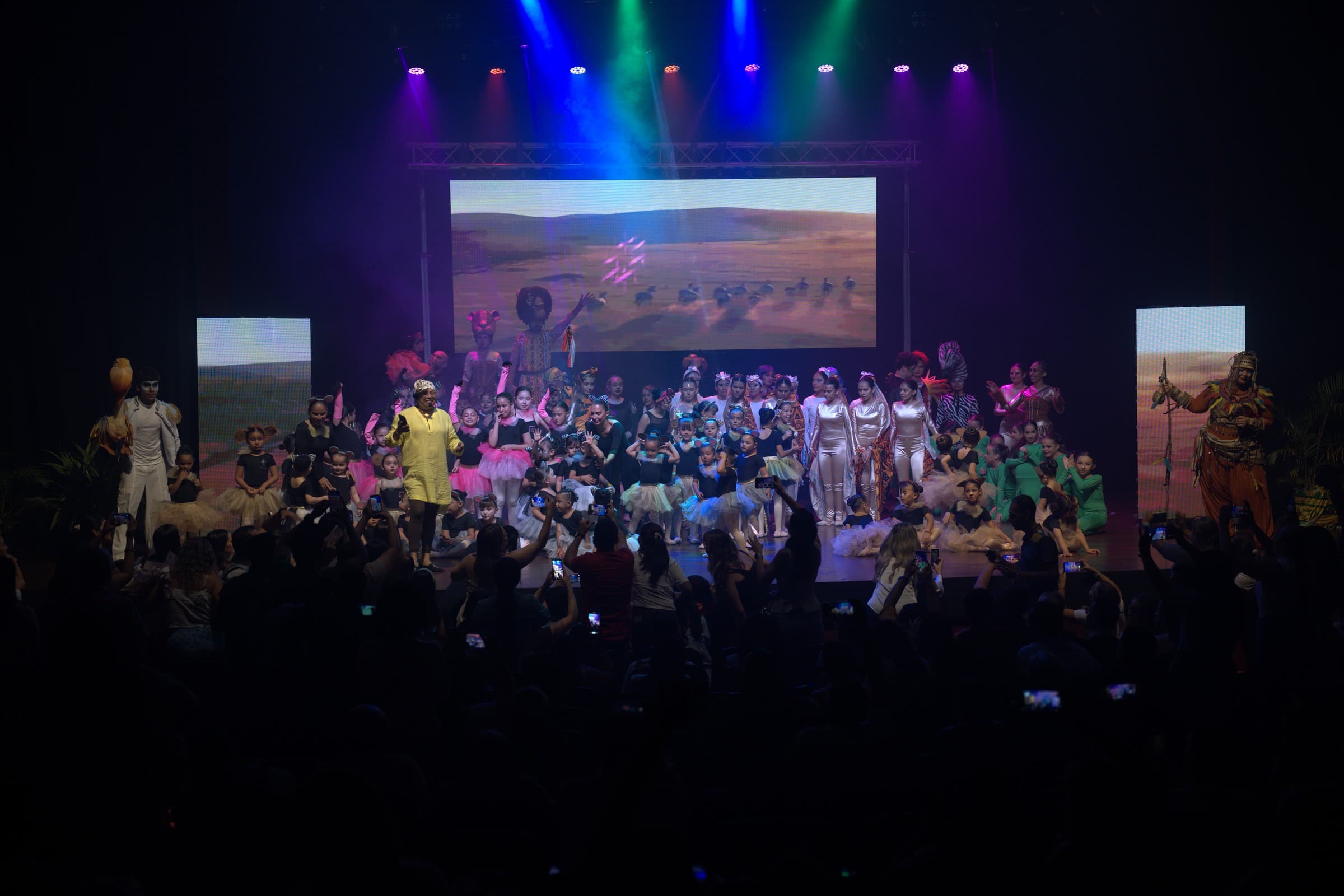 Elenco completo al final de la función, con el público de pie