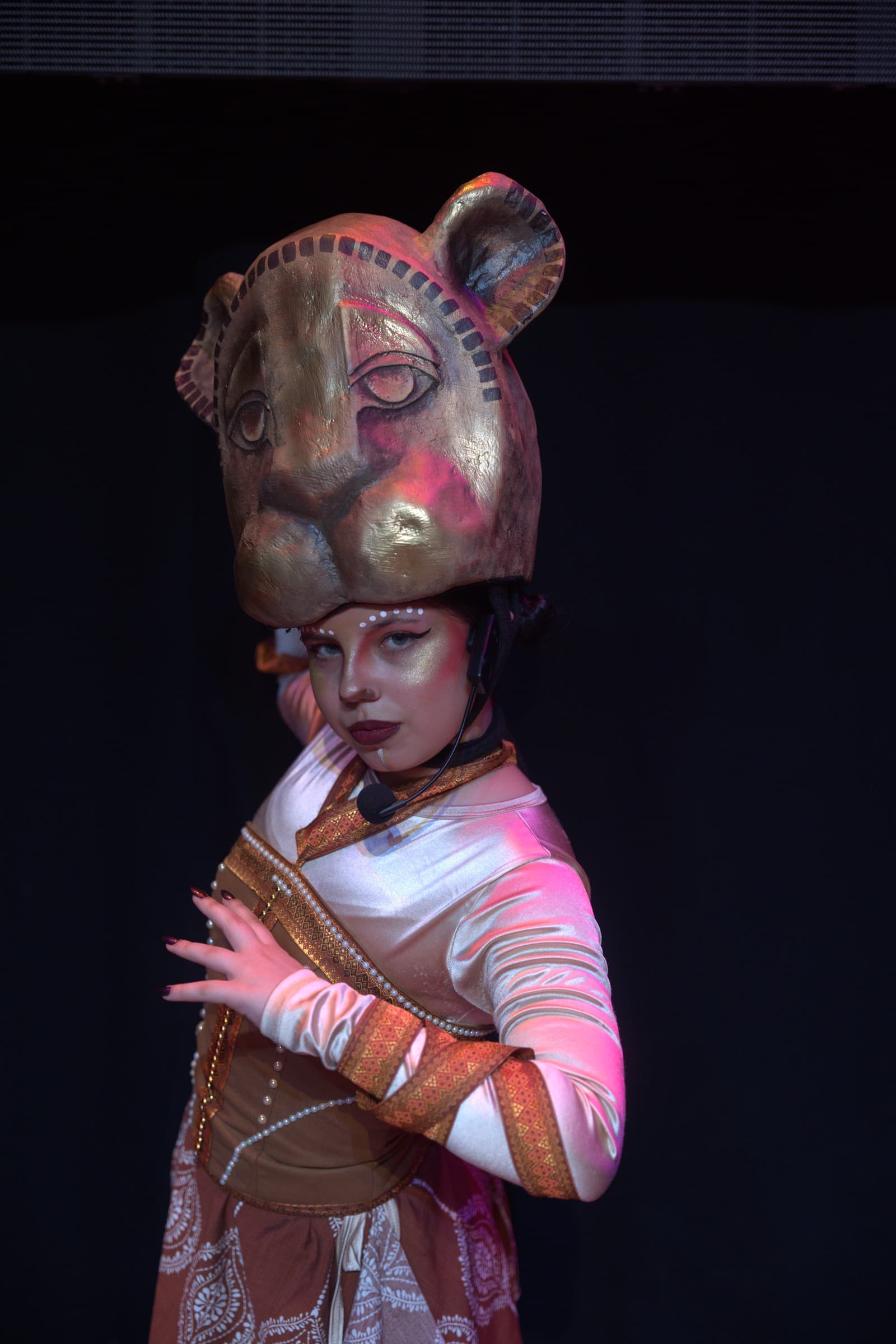 Retrato de una bailarina con tocado de león